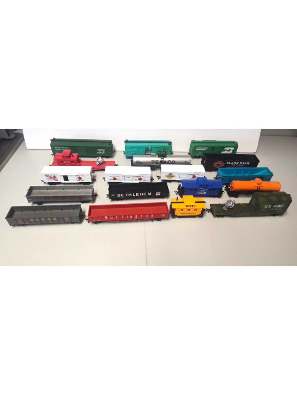 18 Pc HO Scale Train Freight Car Lot Burlington Northern Texaco Army Mixed